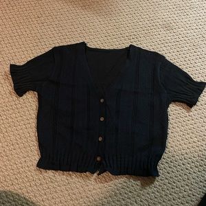 Black cropped sweater design shirt with cinched sleeves